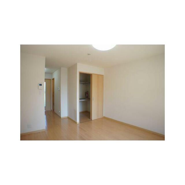 ウォークインクローゼット付きの四角いシンプルなリビングは一人暮らしにピッタリです！