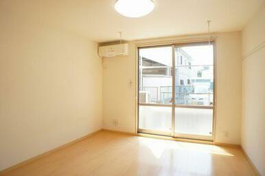 １０．７帖のリビングです◎エアコン＋ＬＥＤ照明付き！