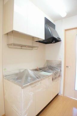 【キッチン】キッチンです◎上下に分かれた戸棚は一人暮らしには◎