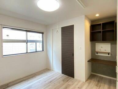 在宅ワークやパウダースペースとして活用可能なカウンター付き♪横の扉を開けるとウォークインクローゼッ…