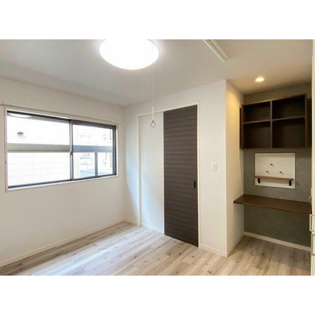 在宅ワークやパウダースペースとして活用可能なカウンター付き♪横の扉を開けるとウォークインクローゼッ…