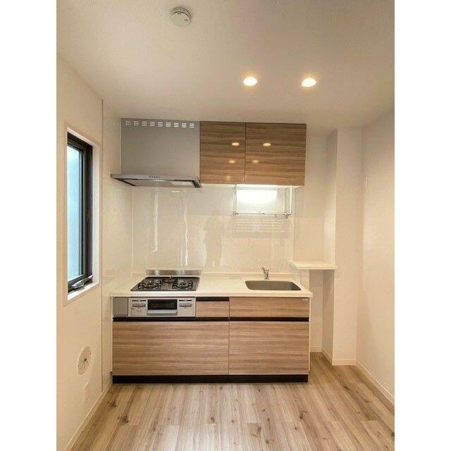 自炊派には嬉しい魚焼きグリルと３口ガスコンロのビルドインシステムキッチン仕様♪奥に収納したものも出…