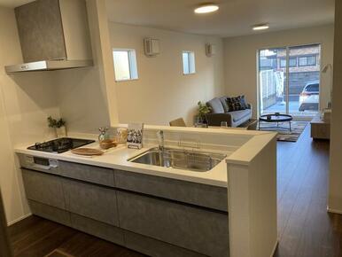 収納スペース・作業スペースが広いシステムキッチン♪