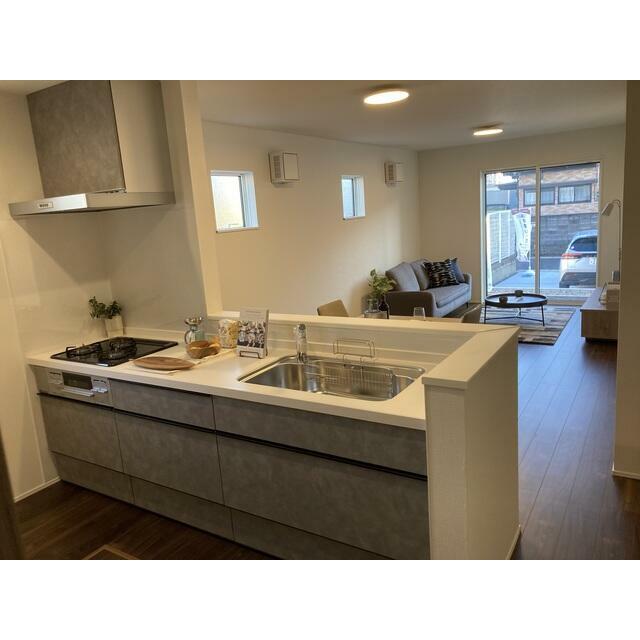 収納スペース・作業スペースが広いシステムキッチン♪