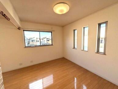 ２階の分割可能な洋室です。