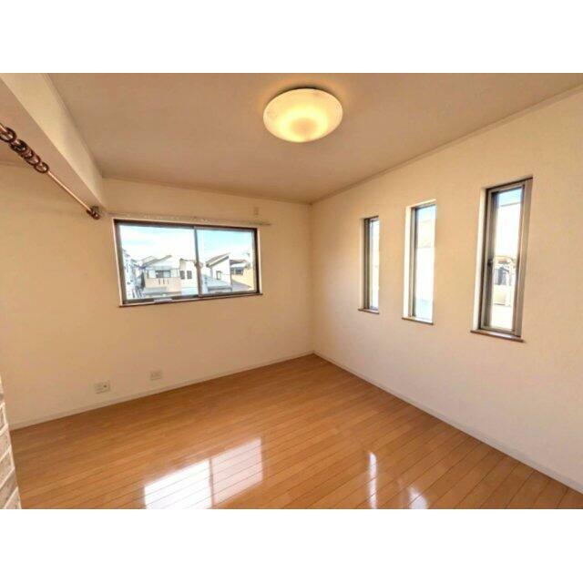 ２階の分割可能な洋室です。