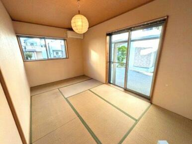 駐車スペースの隣です