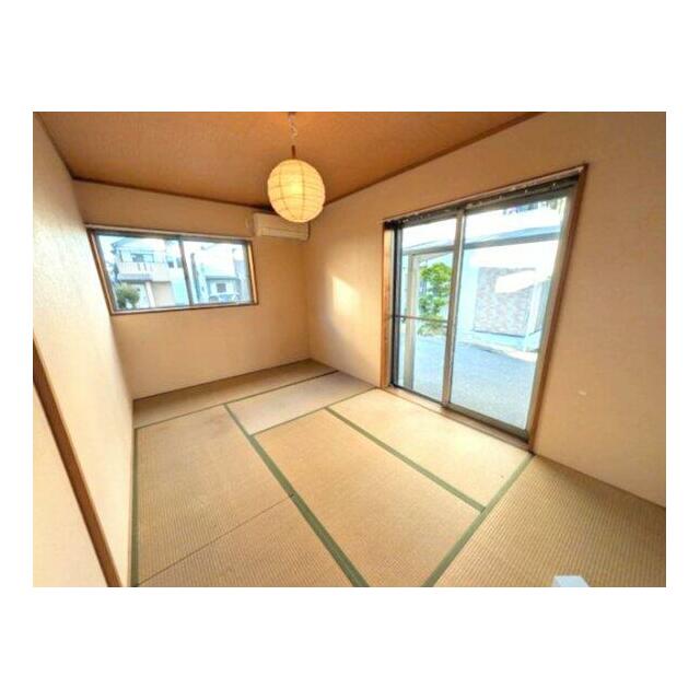 駐車スペースの隣です