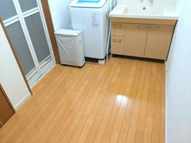 洗面の床はフローリングです。