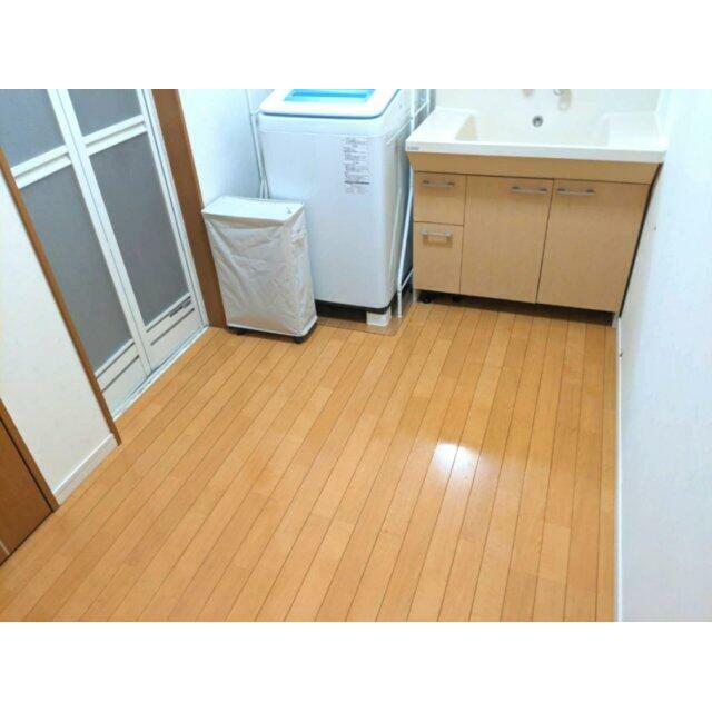 洗面の床はフローリングです。