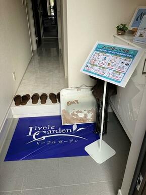 家族やゲストの笑顔が浮かんできそうな玄関（2号棟）