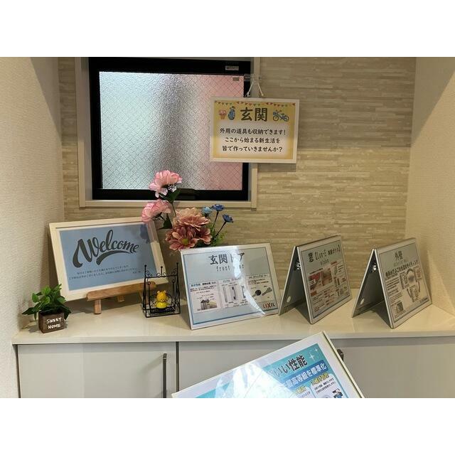 リビングはお気に入りのソファやクッションでくつろげる空間に（2号棟）