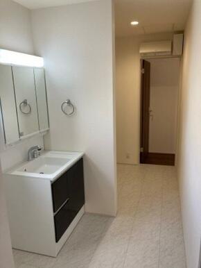 女性のお化粧や男性の身だしなみに洗面台は不可欠（1号棟）