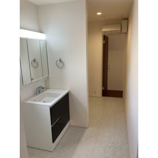 女性のお化粧や男性の身だしなみに洗面台は不可欠（1号棟）