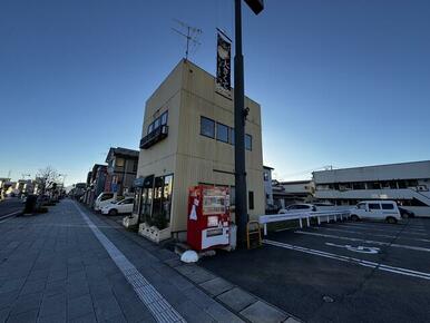 建築条件無し！国道沿いに建つ既存店舗は家賃収入が見込めます！建物の後ろには住宅建築が可能です！！