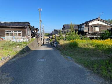 道路を下ると正面にはくいしが分譲計画の宅地造成地です