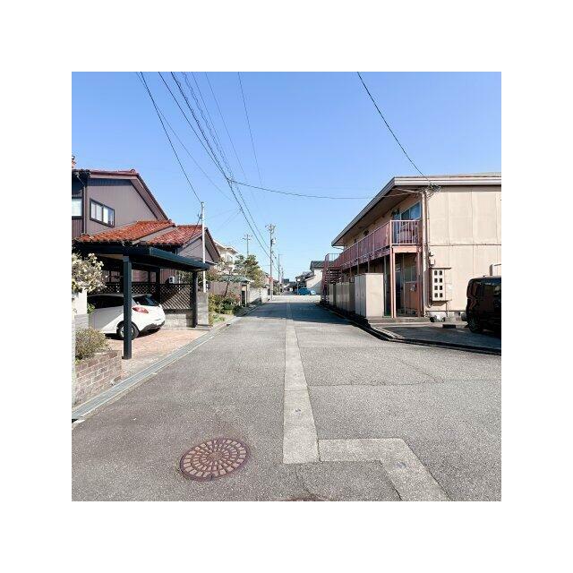 前面道路は融雪装置付きで雪の日も安心！