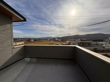 広々としたバルコニー。お休みの日にはBBQなどにも！