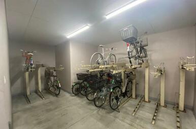 2段式駐輪ラックのため、効率よく自転車を収容。屋根付きのため天候をきにせずに保管できます。