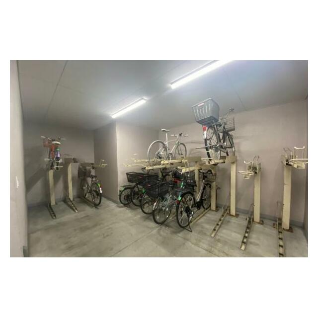 2段式駐輪ラックのため、効率よく自転車を収容。屋根付きのため天候をきにせずに保管できます。