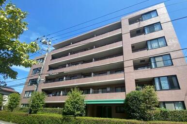 1996年築の新耐震・タイル張りマンションです。