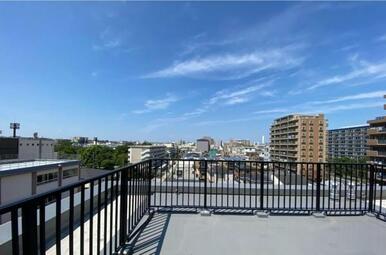 約20平米のルーフバルコニー。空の下で寛ぎ、非日常へ誘う特別な外空間です。