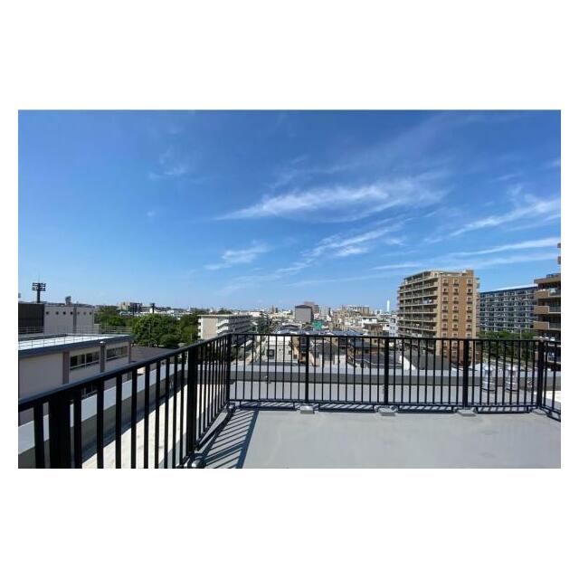 約20平米のルーフバルコニー。空の下で寛ぎ、非日常へ誘う特別な外空間です。