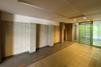 シンプルモダンなデザインと清潔感が調和した、ゆとりある広々としたロビーです。