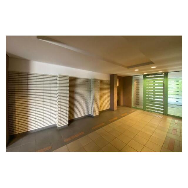 シンプルモダンなデザインと清潔感が調和した、ゆとりある広々としたロビーです。