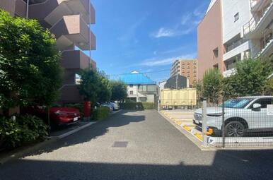 駐車場にもゆとりを持たせ、出し入れしやすい快適なスペースを確保しています。