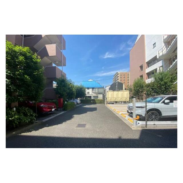 駐車場にもゆとりを持たせ、出し入れしやすい快適なスペースを確保しています。