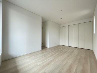 お部屋からバルコニーに出られるので洗濯物や布団などをすぐ干せ取込みも楽にできます！