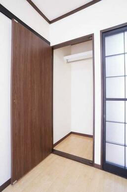 ５．５帖の南西側洋室収納。ハンガーパイプ仕様のクローゼットでたっぷり収納ができます。