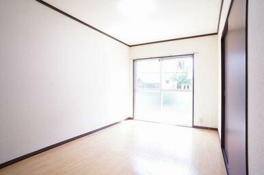 ５．５帖の南東側洋室。南向きのお部屋です！！こちらのお部屋にも備え付けのＬＥＤシーリング照明がござ…