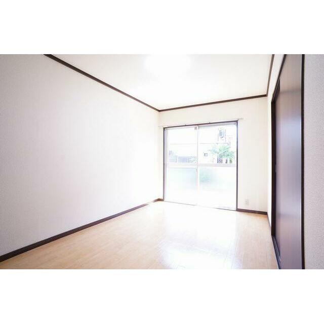 ５．５帖の南東側洋室。南向きのお部屋です！！こちらのお部屋にも備え付けのＬＥＤシーリング照明がござ…