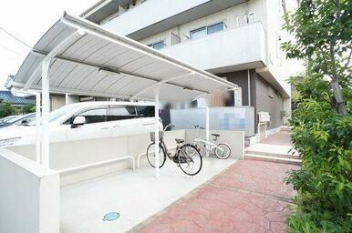 敷地内にご入居者様専用の屋根付き駐輪場もご用意しております