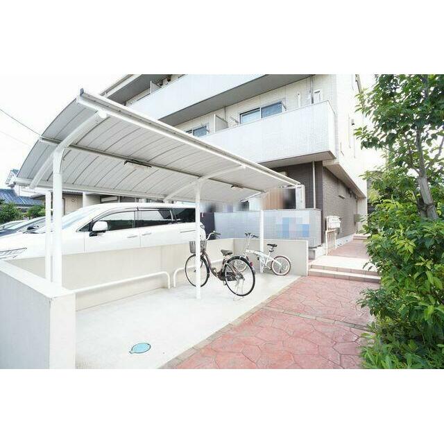 敷地内にご入居者様専用の屋根付き駐輪場もご用意しております