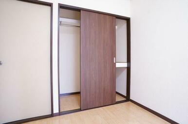 ５．５帖の南東側洋室収納。用途に合わせた間仕切りになっており、使い勝手も良くなってます。