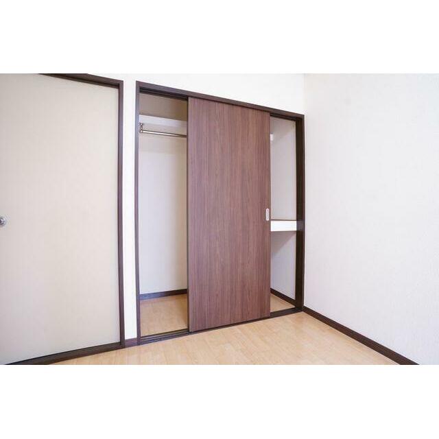 ５．５帖の南東側洋室収納。用途に合わせた間仕切りになっており、使い勝手も良くなってます。