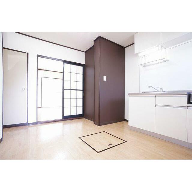 ５．５帖のキッチンスペース。床下収納庫もございますよ！
