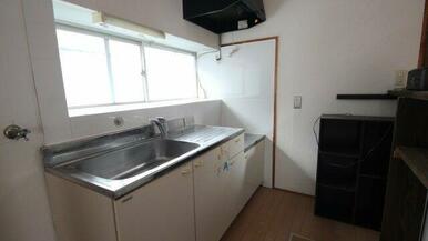 腰高仕切りで区切られたキッチン