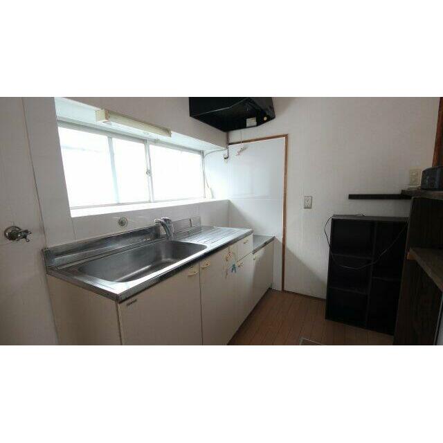 腰高仕切りで区切られたキッチン