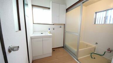 洗面脱衣から浴室は半透明二枚扉で区切られます