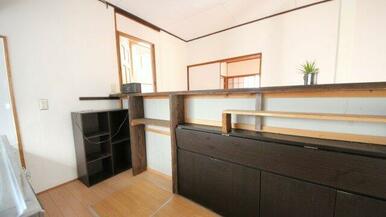 腰高の仕切りは収納利用可能