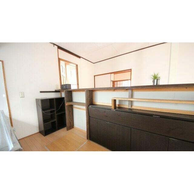 腰高の仕切りは収納利用可能