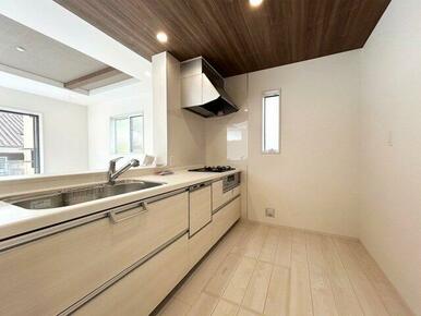 食洗器、床下収納付きの対面キッチンです。