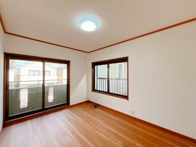 「2階東側洋室」バルコニーとブースターケーブルがございます。