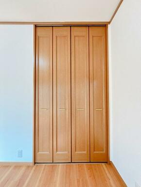 「2階南東側洋室」収納がございます。