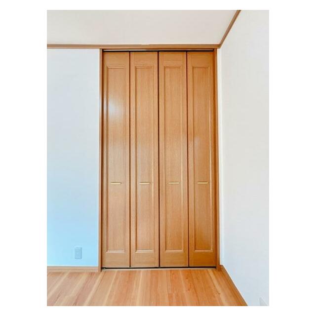 「2階南東側洋室」収納がございます。