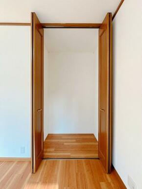 「2階南東側洋室」収納の中の写真です。